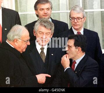 Der britische Premierminister John Major (oben rechts) sieht nach außen, wie andere Vertreter der EWG heute (Sa) auf dem Gipfel in Dublin sprechen. (Staats- und Regierungschefs l/r unten) Bundeskanzler Helmut Kohl, der niederländische Premierminister Willem Kok und der italienische Premierminister Romano Prodi. Foto John Giles.PA. Stockfoto