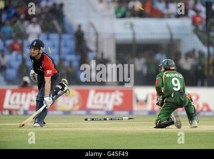 Der Engländer Jonathan Trott überlebt einen Auslaufversuch während des ICC Cricket World Cup Spiels im Zahur Ahmed Chowdhury Stadion in Chittagong in Bangladesch. Stockfoto