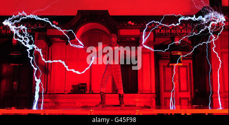 ART Attack AUS DEN USA treten zum ersten Mal in Großbritannien im Discovery Museum in Newcastle auf, als sie das Newcastle Science Fest 2011 starten, bei dem eine Million Volt in einen von Patrick Brown getragenen Metallkettenanzug gefeuert wurden. Stockfoto