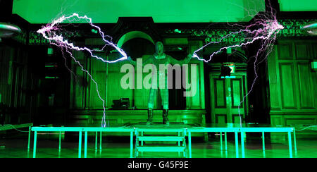 ART Attack AUS DEN USA treten zum ersten Mal in Großbritannien im Discovery Museum in Newcastle auf, als sie das Newcastle Science Fest 2011 starten, bei dem eine Million Volt in einen von Patrick Brown getragenen Metallkettenanzug gefeuert wurden. Stockfoto
