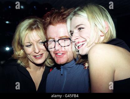 Bibliotheksfiler vom 1/12/96 des Gewinners Chris Evans (Top C4/BBC2 Entertainment Presenter), der von den Preisträgern Gaby Roslin (links) und Zoe Ball bei den British Comedy Awards 1996 im London Television Centre umarmt wird. Es wurde heute (Thur) angekündigt, dass Evans am 27. März Radio One verlassen wird, sagte die BBC. Evans wollte jeden Freitag frei von der Präsentation seiner Breakfast Show haben, aber BBC Radio 1 Controller Matthew Bannister weigerte sich. Herr Bannister sagte Evans, dass es nicht mit seinen Plänen für den Zeitplan des Senders passe. Siehe PA Story SHOWBIZ Evans. Foto von David Cheskin/PA. Stockfoto