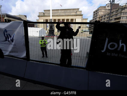 Barrieren umgeben das Rathaus von Sheffield, da die Vorbereitungen für die Frühjahrstagung der Liberaldemokraten, die morgen in der Stadt beginnt, abgeschlossen sind. Stockfoto