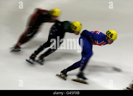 Der Großbritanniens Jon Eley (226) war während seines 1500-Meter-Viertelfinales am ersten Tag der ISU-Shorttrack-Weltmeisterschaft in der Motorpoint Arena in Sheffield in Aktion. Stockfoto