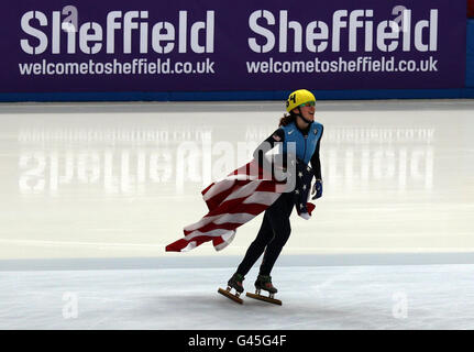 Die US-Amerikanerin Katherine Reutter feiert ihren Sieg im 1500-Meter-Finale am ersten Tag der ISU-Shorttrack-Weltmeisterschaft in der Motorpoint Arena, Sheffield. Stockfoto