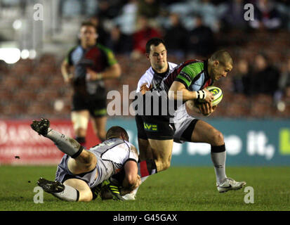 Harlequins Mike Brown wurde von Newcastles James Fitzpatrick Left und Newcastles Micky Young während des LV= Cup Semi Final Spiels im Twickenham Stoop Stadium in London angegangen. Stockfoto