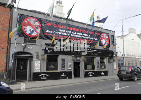 Die Players Lounge in Fairview in der Nähe des Stadtzentrums von Dublin, auf der ein riesiges Banner für 500 Euro ausgestellt wurde, das die Königin darüber informiert, dass sie und der Rest der königlichen Familie von den Räumlichkeiten ausgeschlossen sind. Der Inhaber der Bar John Stokes wurde von der Polizei bedroht, sie zu nehmen, oder er wird seine Late Night Bar Lizenz verlieren. Die Queen wird im Mai einen historischen ersten Besuch in Irland machen. Stockfoto