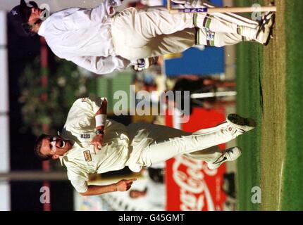 England schnell Bowler Dominic Cork lädt nach unten auf debütiert Neuseeland Schlagmann Matt Horne am ersten Tag des dritten Tests bei Lancaster Park, Christchurch, Freitag. (PA-Foto) Ross Setford/PA. Stockfoto