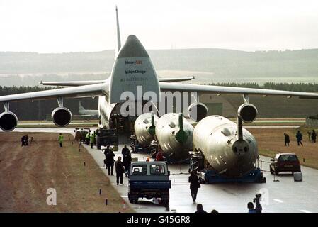 Ein russischer Kondor-Frachter Antonov 124, eines der größten Flugzeuge der Welt auf dem Asphalt bei RAF Kinloss, wird heute (Fr) vorbereitet, um eine der drei Nimord-Fusealagen nach Bournemouth zu fliegen, wo sie einer größeren Umrüstung und Modifikation unterzogen werden. Foto von Chris Bacon/PA. Siehe PA Story DEFENSE Nimrod. Stockfoto