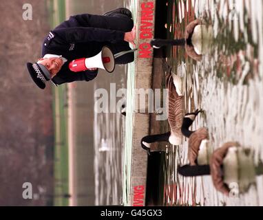 Schauspieler Richard Wilson während einer Fotoserie in London heute (Freitag), um für seine neue Fernsehserie Duck Patrol zu werben. Wilson spielt als Flusspolizist und die Dreharbeiten sollen im Frühjahr beginnen. Foto von Fiona Hanson/PA. Sehen Sie sich die PA-Geschichte an. Stockfoto