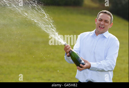 LKW-Fahrer Matthew Breach feiert nach Aushöhlung 17.7 Millionen auf der National Lottery Jackpot letzten Mittwoch während eines Foto-Call in Forest Row, East Sussex. Stockfoto