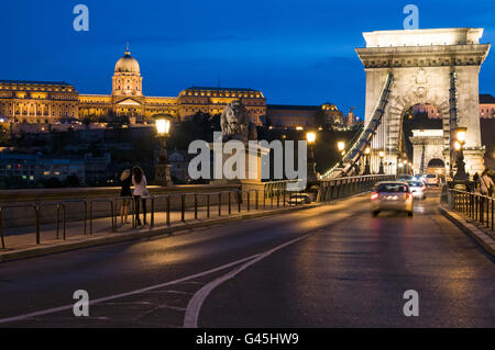 Der ehemalige Königspalast und die älteste Brücke, Széchenyi Kettenbrücke in Budapest in Ungarn.  Die Kettenbrücke wurde von entworfen. Stockfoto