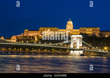 Der ehemalige Königspalast und die älteste Brücke, die Széchenyi Kettenbrücke in Budapest in Ungarn. Die Kettenbrücke wurde von entworfen Stockfoto