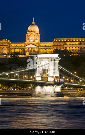 Der ehemalige Königspalast und die älteste Brücke, die Széchenyi Kettenbrücke in Budapest in Ungarn. Die Kettenbrücke wurde von entworfen Stockfoto