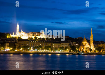 Skyline der Matthiaskirche auf der Fischerbastei auf dem Budaer Burgberg über der Donau in Budapest, Ungarn. Knospe Stockfoto