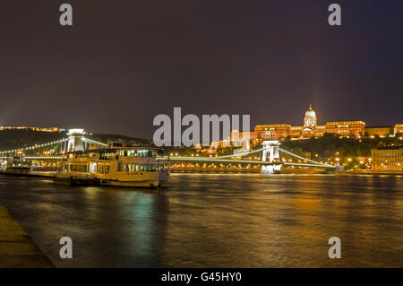 Der ehemalige Königspalast und die älteste Brücke, die Széchenyi Kettenbrücke in Budapest in Ungarn. Die Kettenbrücke wurde von entworfen Stockfoto