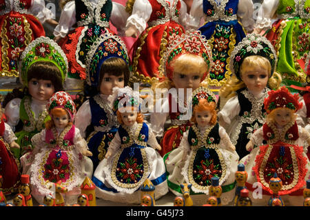 Ungarische Puppen zum Verkauf in der Großen Markthalle in Budapest, Ungarn. Stockfoto