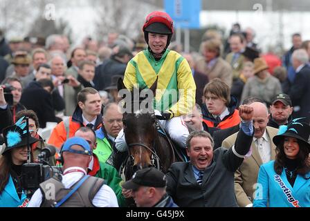 Sizing Europe geritten von Andrew Lynch nach dem Sieg in der sportingbet.com Queen Mother Champion Chase am Ladies Day, während des Cheltenham Festivals Stockfoto