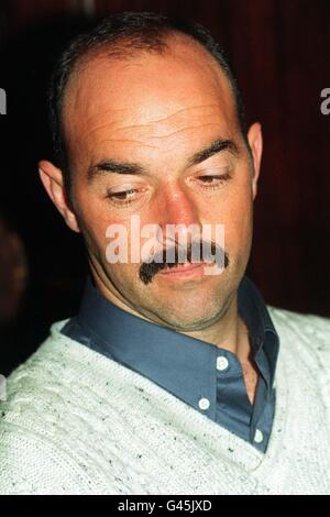 Library Filer 260022-30, Datiert 15-03-95. Der Torhüter von Southampton Bruce Grobbelaar sieht auf einer Pressekonferenz nachdenklich aus, nachdem er auf Kaution von der Central Police Station Southampton im Zusammenhang mit Anschuldigungen zur Matchfixierung freigelassen wurde. Die Jury zog sich heute Morgen zurück, um ihre Urteile zu prüfen. Stockfoto