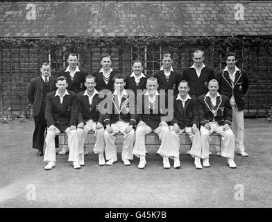 Nottinghamshire County Cricket Club, hintere Reihe, von links nach rechts; Arthur Wheat (Torschütze), Ronald Giles, Kenneth Smands, Eddie Rowe, Eric Martin, Kenneth Poole, Alan Walker. Vordere Reihe, von links nach rechts; John Clay, Bruce Dooland, Reg Simpson (Kapitän), Arthur Jepson, Frederick Stocks, Cyril Poole. Stockfoto