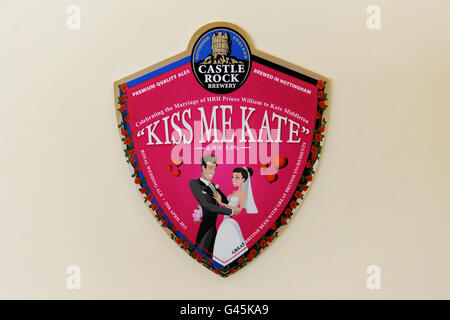 Eine allgemeine Ansicht des Emblems für das traditionelle Bier der Castle Rock Brewery Kiss Me Kate in der Brauerei in Nottingham. Stockfoto