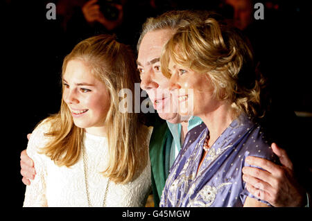 Sir Andrew Lloyd Webber und seine Frau Madeleine (rechts) und Tochter Isabella (links) kommen zu einer Presseveranstaltung für "The Wizard of Oz" im Londoner Palladium im Zentrum Londons. Stockfoto