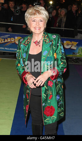 Gloria Hunniford kommt zu einer Presseveranstaltung für "The Wizard of Oz" im Londoner Palladium im Zentrum Londons. Stockfoto