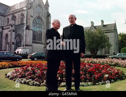 Kardinal Cahal Daly (links) ist heute (Dienstag) zu seinem 79. Geburtstag als Erzbischof von Armagh und Primas von ganz Irland in den Ruhestand getreten und wird von Dr. Sean Brady als 8. Erzbischof von Armagh abgelöst. Phoito von Brian Little/PA. Stockfoto