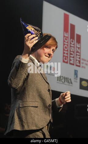 Choice Music Awards - Dublin. Alex Trimble vom Two Door Cinema Club feiert den Gewinn des Choice Music Award in Dublin. Stockfoto