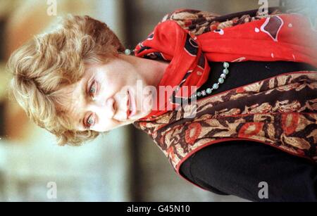 Schauspielerin Susannah York (d.o.b. 09/01/1942) verlässt die Beerdigung von Beryl Reid in der St. Andrews Church, Wraysbury, Berks. Susannah spielte zusammen mit Beryl in dem Film „The Killing of Sister George“. Stockfoto