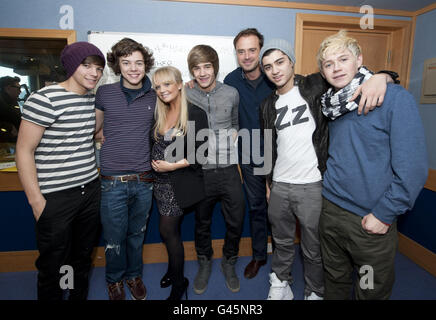 Eine Richtung (von links nach rechts: Louis Tomlinson, Harry Styles, Liam Payne, Zayn Malik und Niall Horan) im Bild mit den Moderatoren Emma Bunton und Jamie Theakston während der 2011 haben ein Herz Appell, Herz FM Wohltätigkeitsorganisation sammeln Geld für Kinder Hospices UK, in den Herzen FM Studios im Zentrum von London. Stockfoto