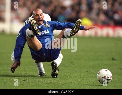 Rough and Tumble of Premiership Soccer als Gianluca Vialli von Chelsea wird während ihrer Niederlage in den Händen von Leeds heute (Sonntag) geschlagen. Foto John Giles.PA. Stockfoto