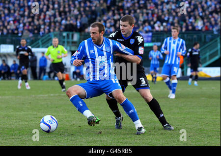 Fußball - FA Cup - Dritte Runde - Brighton und Hove Albion gegen Portsmouth - Withdean Stadium. Glenn Murray von Brighton und Hove Albion (links) und Carl Dickinson von Portsmouth (rechts) kämpfen um den Ball Stockfoto