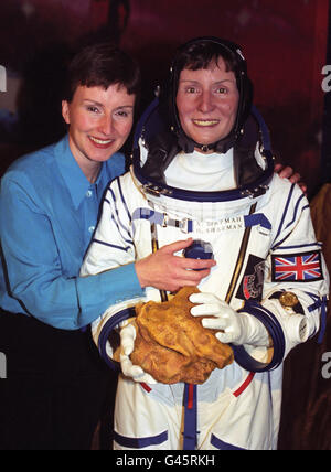 Die erste britische Astronautin Helen Sharman enthüllt ihre Wachsfigur im Londoner Planetarium. Die Figur, die von der Bildhauerin sue Kale modelliert wurde, ist mit einer genauen Nachbildung des russischen Raumanzuges gekleidet, den Helen auf ihrem achttägigen Flug zur Raumstation mir trug. 1989 beantwortete Helen eine Radiowerbung mit dem Titel „Astronaut gesucht – keine Erfahrung erforderlich“ und wurde aus 13,000 Bewerbern ausgewählt, um am Projekt Juno, der historischen sowjetischen Weltraummission, teilzunehmen und die erste Britin im Weltraum zu werden. Stockfoto