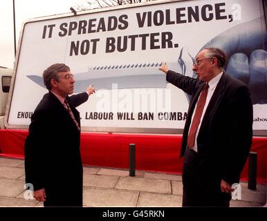 Labour's Schatten-Innenminister Jack Straw (links) und Donald Dewar, der Chef der Partei, verweisen auf das neueste „Advan“-Plakat der Partei zur Unterstützung des Gesetzentwurfs des Abgeordneten Jimmy Wray aus Glasgow, das den Verkauf und die Werbung für Kampfmesser Verbot. Das Messer-Gesetz, unterstützt von der Regierung und Labour, wird heute (Freitag) in die Commons eingeführt. Siehe PA Story POLITICS Knives/von Sean Dempsey/PA. Stockfoto