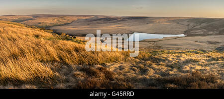 Panorama März Haigh Reservoir, Marsden Moor und Pule Hill, Lancashire-Yorkshire Grenze, UK Stockfoto