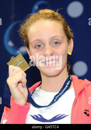 Francesca Halsall mit ihrer Goldmedaille nach dem Gewinn der 100m Freistil der Frauen während der British Gas Swimming Championships im Manchester Aquatic Centre, Manchester. Stockfoto