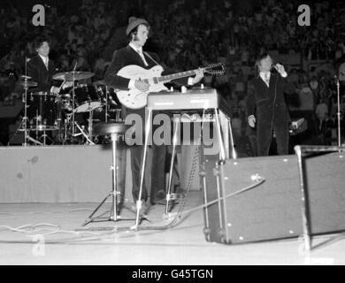 Bibliotheksdatei von 3 Mitgliedern der Popgruppe The Monkees (l-r) Micky Dolenz, Mike Nesmith und Peter Tork. Alle vier Mitglieder der Monkees trafen sich heute zum ersten Mal seit 30 Jahren in London, um über ihre U.K-Tour im März zu diskutieren. Stockfoto