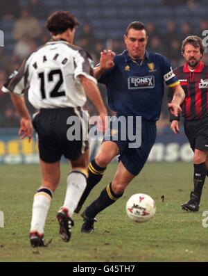 Wimbledon-Stürmer Vinnie Jones zieht beim heutigen (Samstag) Premiership-Kampf mit Derby County im Selhurst Park an Ashley ward vorbei. Foto von Neil Munns/PA Stockfoto