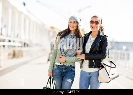 Zwei Frauen zusammen auf die Straße gehen Stockfoto