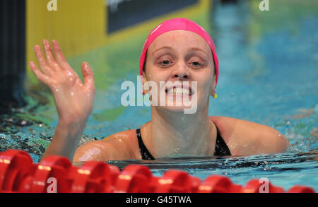 Nachdem sie ihre Hitze der 50-m-Freistil der Damen während der British Gas Swimming Championships im Manchester Aquatic Centre, Manchester, gewonnen hatte, gewann sie Frau Halsall. Stockfoto