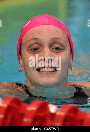 Nachdem sie ihre Hitze der 50-m-Freistil der Damen während der British Gas Swimming Championships im Manchester Aquatic Centre, Manchester, gewonnen hatte, gewann sie Frau Halsall. Stockfoto