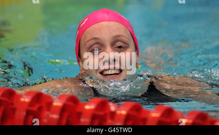 Nachdem sie ihre Hitze der 50-m-Freistil der Damen während der British Gas Swimming Championships im Manchester Aquatic Centre, Manchester, gewonnen hatte, gewann sie Frau Halsall. Stockfoto