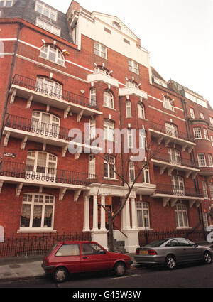 Sloane Gate Mansions, in der D'Oyley Street, in der Nähe des Sloane Square, Heimat von Frau Asmat Sheikh, ihrer 10-jährigen Tochter und 60-jährigen Mutter, die von ihrem Zuhause im Osten Londons Borough of Redbridge in den angesagten London Borough of Kensington und Chelsea zogen. Diese Woche ordnete ein Richter des Obersten Gerichtshofs eine erneute Anhörung ihres Falles durch die Wohngeld-Überprüfungskammer des königlichen Bezirks an, nachdem ein Anspruch auf Wohngeld zur Erfüllung der 498-Wochenmiete abgelehnt wurde. Siehe PA Geschichte GERICHTE Sloane. Foto von Michael Stephens/PA Stockfoto