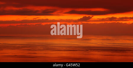 Sonnenuntergang über Meer, rote dramatische Skyscape, erstaunliche Panorama Abendstimmung, wunderbare Natur Hintergrund Stockfoto