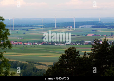 Windkraftanlagen in ländlichen Wohngegend - Region Hesselberg, Bayern/Deutschland Stockfoto