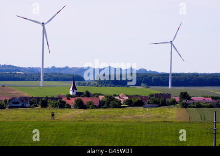 Windkraftanlagen in ländlichen Wohngegend - Region Hesselberg, Bayern/Deutschland Stockfoto