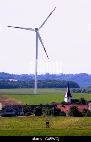 Windkraftanlage in ländlichen Wohngegend - Region Hesselberg, Bayern/Deutschland Stockfoto