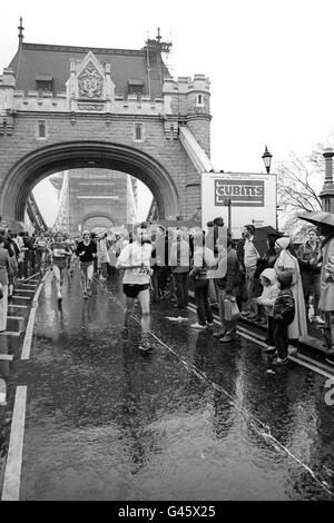 Die Teilnehmer überqueren die Tower Bridge, um die Halbetappe des 1. London Marathon zu erreichen. Stockfoto