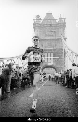 Die Teilnehmer überqueren die Tower Bridge, um die Halbetappe des 1. London Marathon zu erreichen. Stockfoto