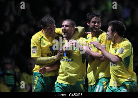 Henri Lansbury von Norwich City (zweite links) Feiert das zweite Tor seiner Seiten mit seinen Teamkollegen Grant Holt (links) Andrew Surman (zweite rechts) und Russell Martin (rechts) Stockfoto